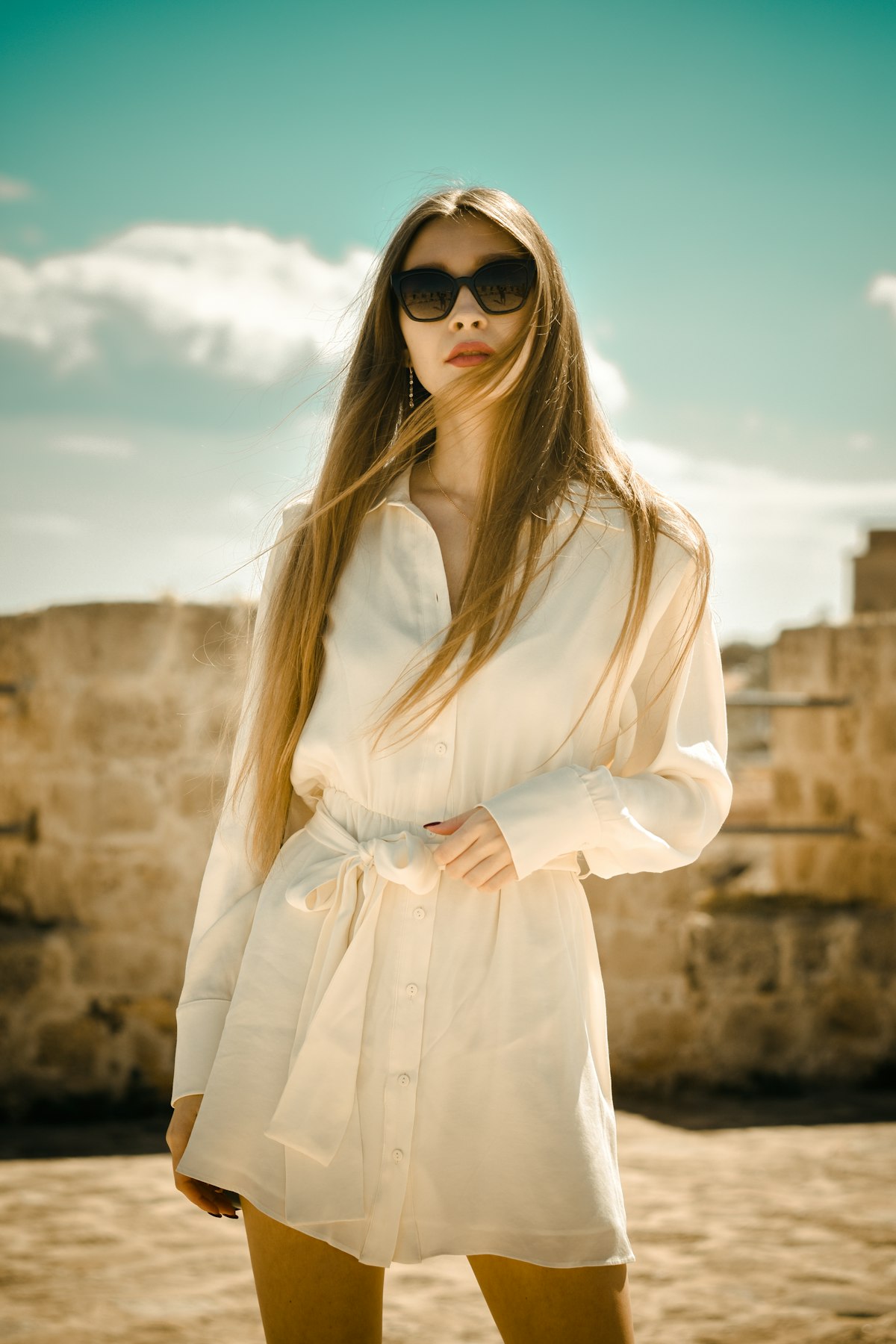 Vestido camisa pérola sob céu ciano
